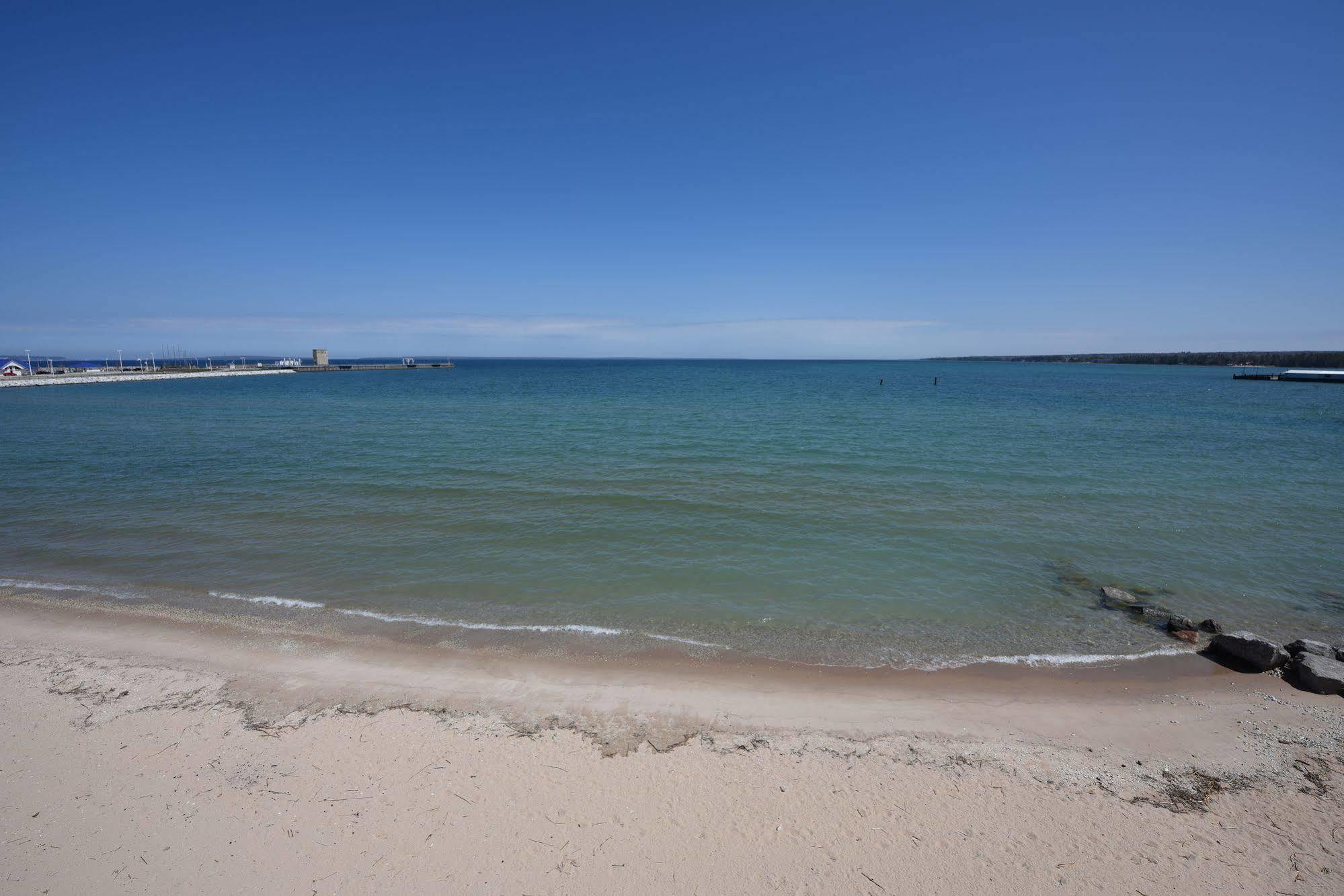 Hamilton Inn Select Beachfront Mackinaw City Extérieur photo